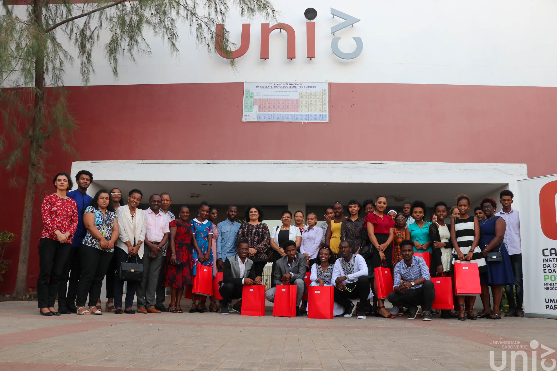 Camoes Instituto Entrega Bolsas De Estudo Aos Estudantes De