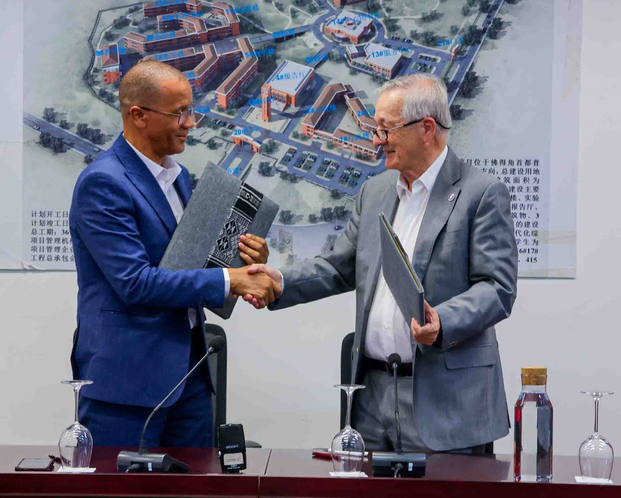 Fundação Canária doa autocarros à Universidade de Cabo Verde para facilitar transporte estudantil