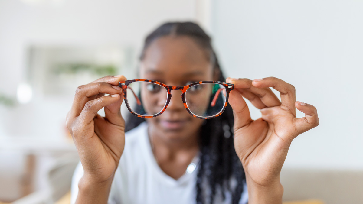 Uni-CV e Óptica Médica lançam campanha de rastreio visual gratuito para estudantes sem cobertura do INPS