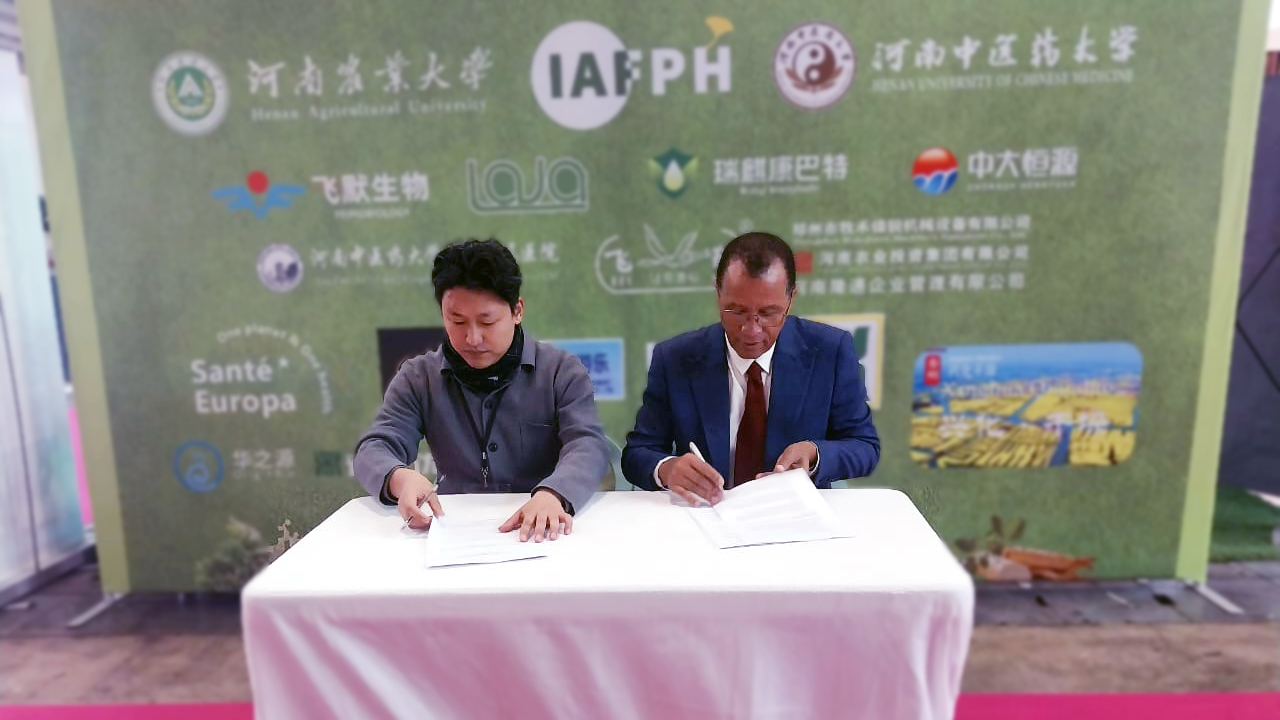 Uni-CV e IAFPH assinam em Paris contrato de investigação sobre plantas medicinais e o nexo Alimentação-Saúde no âmbito da Agenda One Health