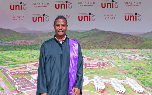 Professor da Uni-CV Defende Com “Distinción Magna, Cum Laude” Tese de Doutoramento em Direito Constitucional