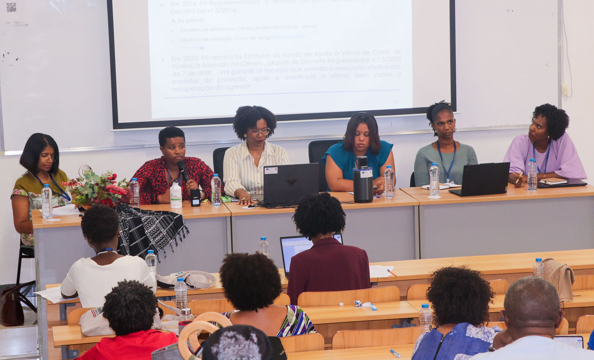 Mesa-redonda discute autonomia feminina e combate à violência de género