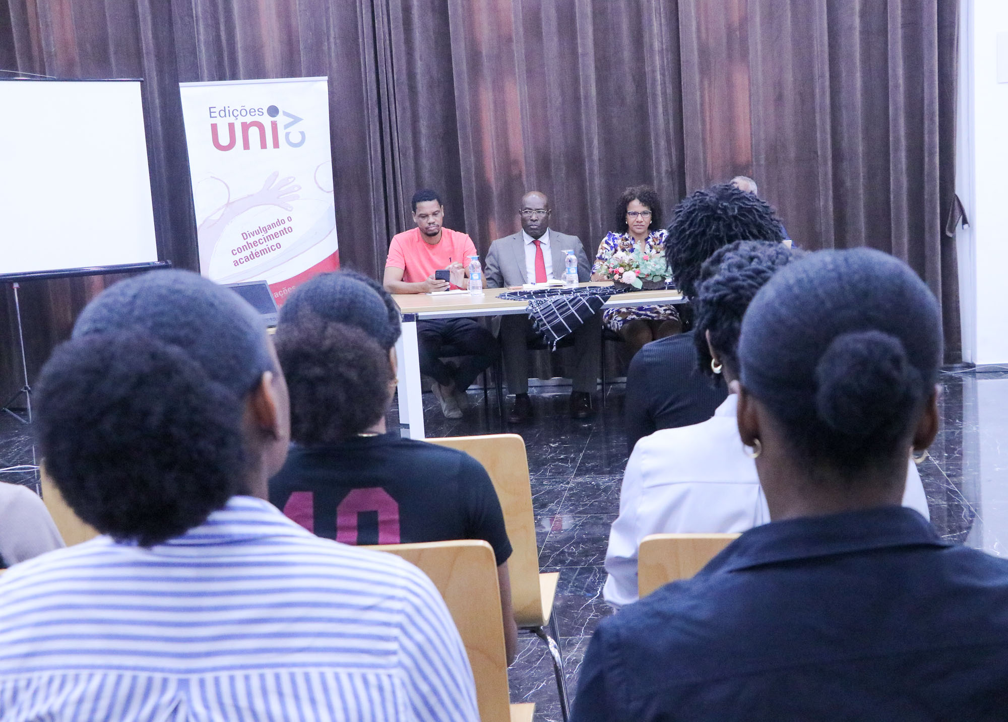 Uni-CV e Embaixada de São Tomé e Príncipe realizam encontro com estudantes são-tomenses