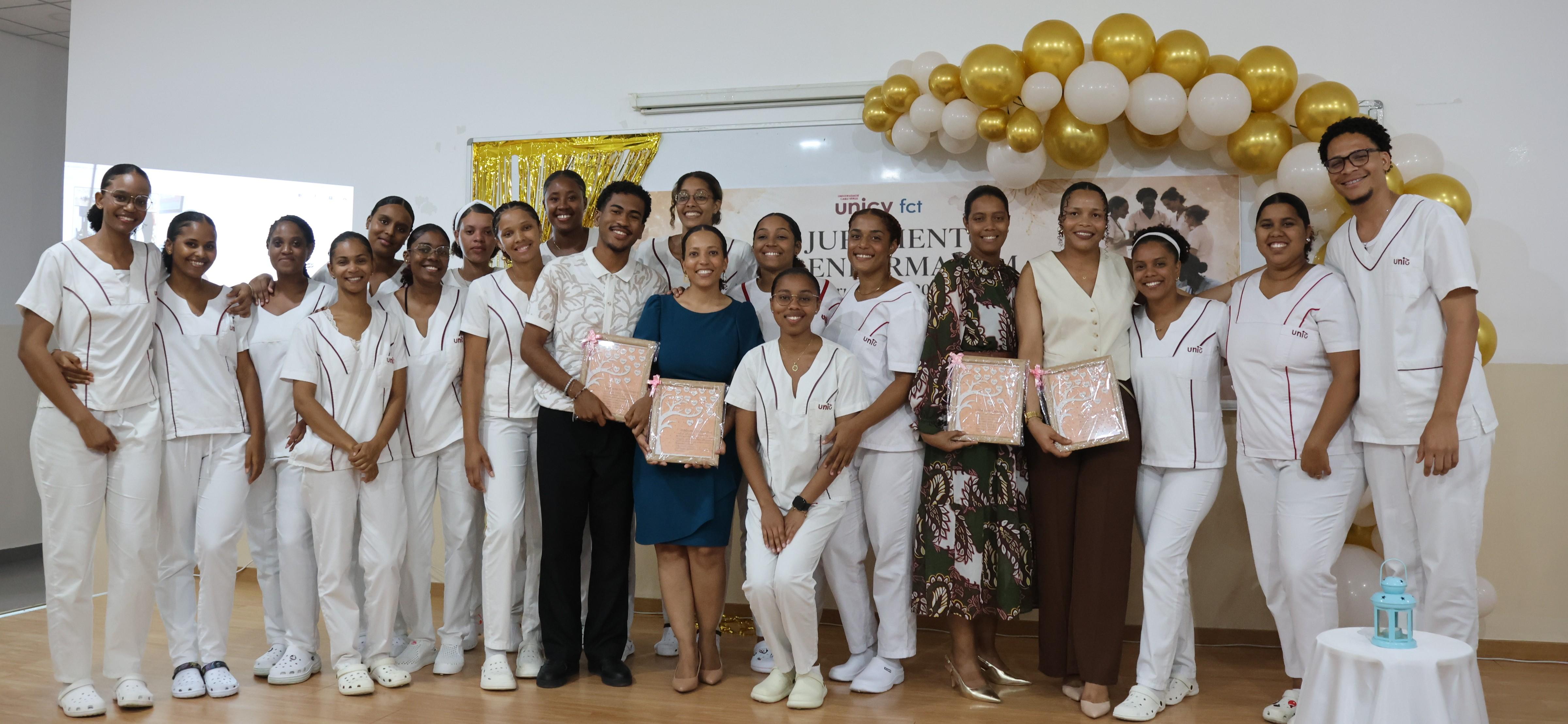Estudantes de Enfermagem do polo II prestam juramento solene