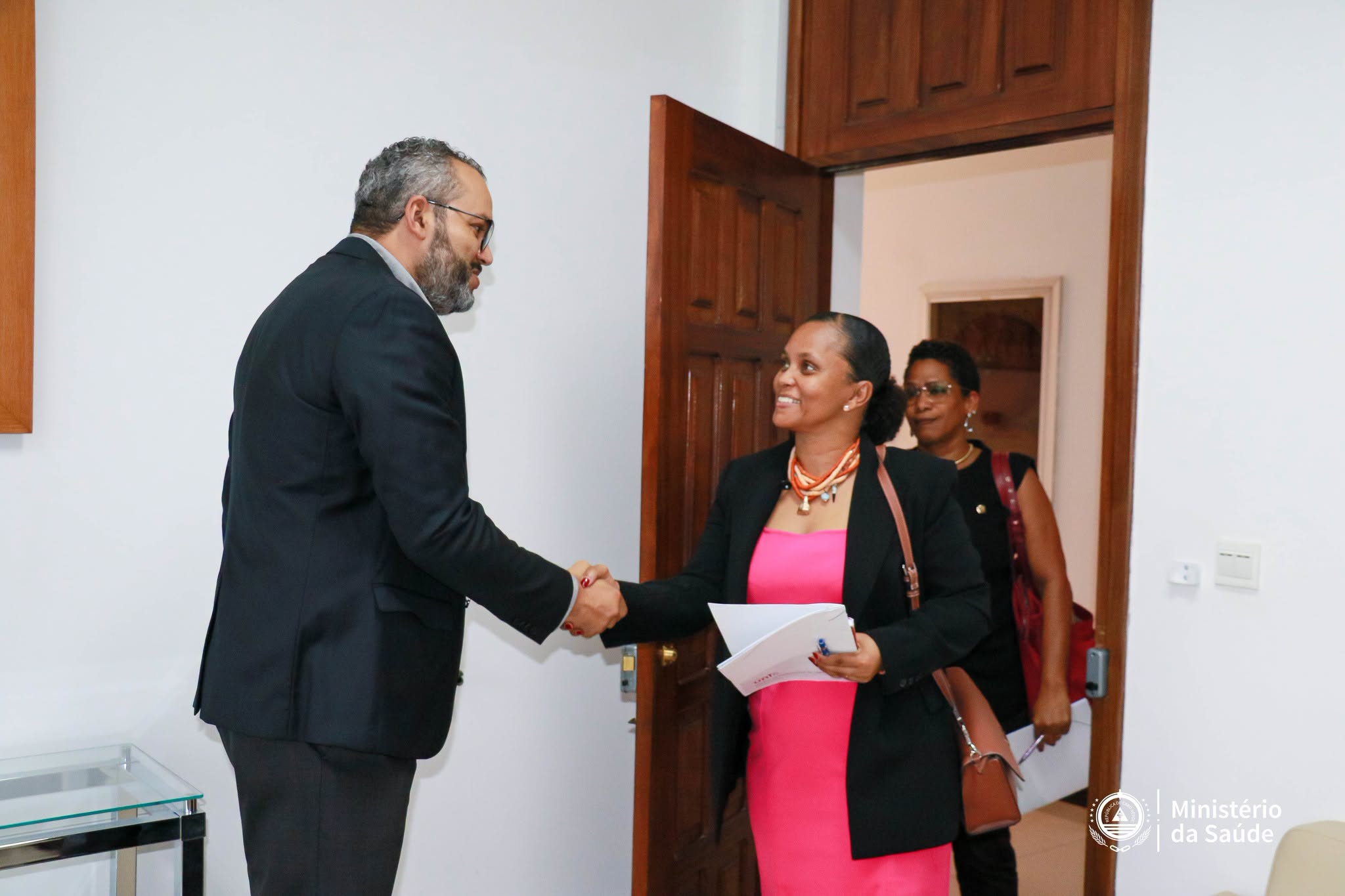 Ministério da Saúde e Uni-CV preparam arranque da formação médica especializada em Cabo Verde