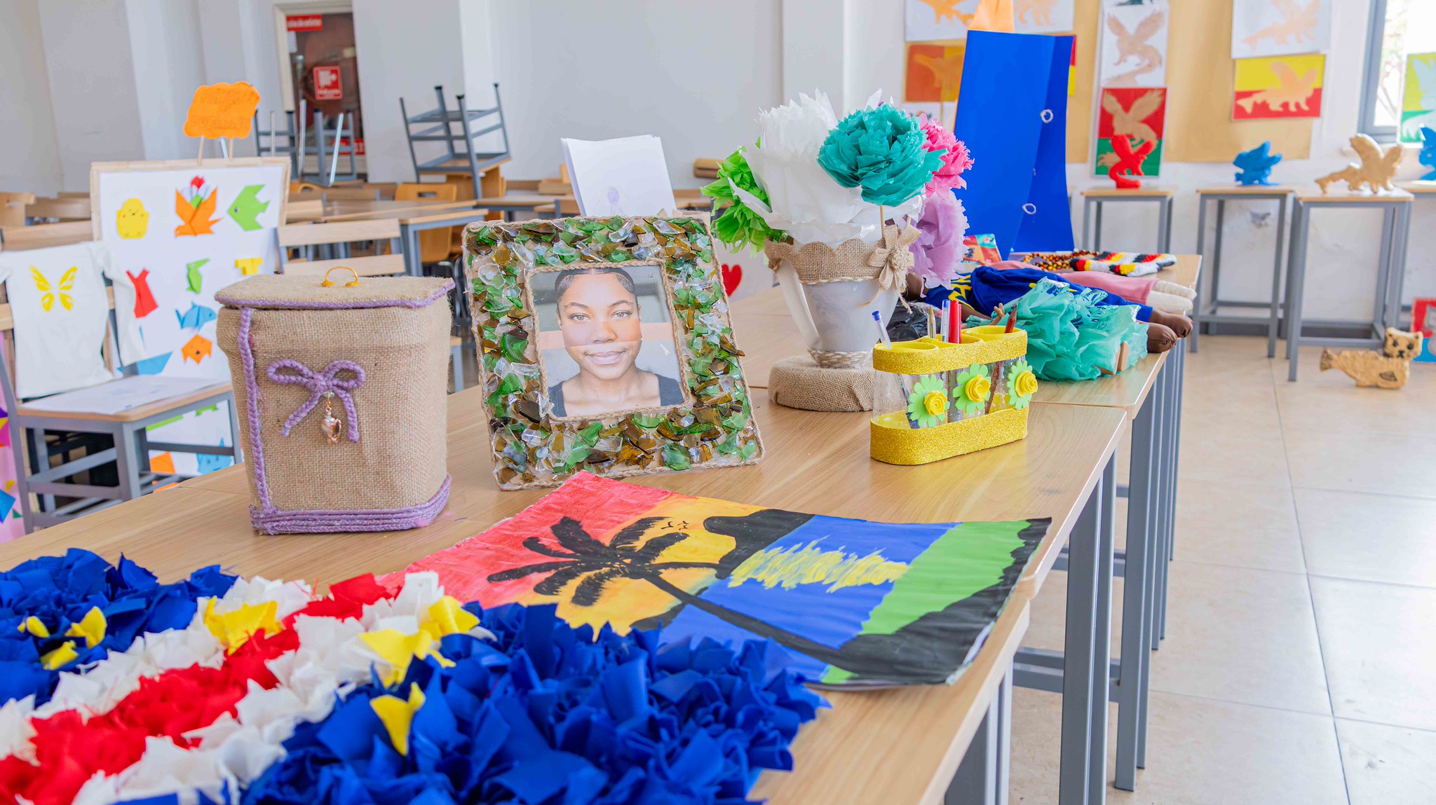 Estudantes da Licenciatura em Educação Básica apresentam exposição de objetos artísticos e materiais didáticos na Uni-CV