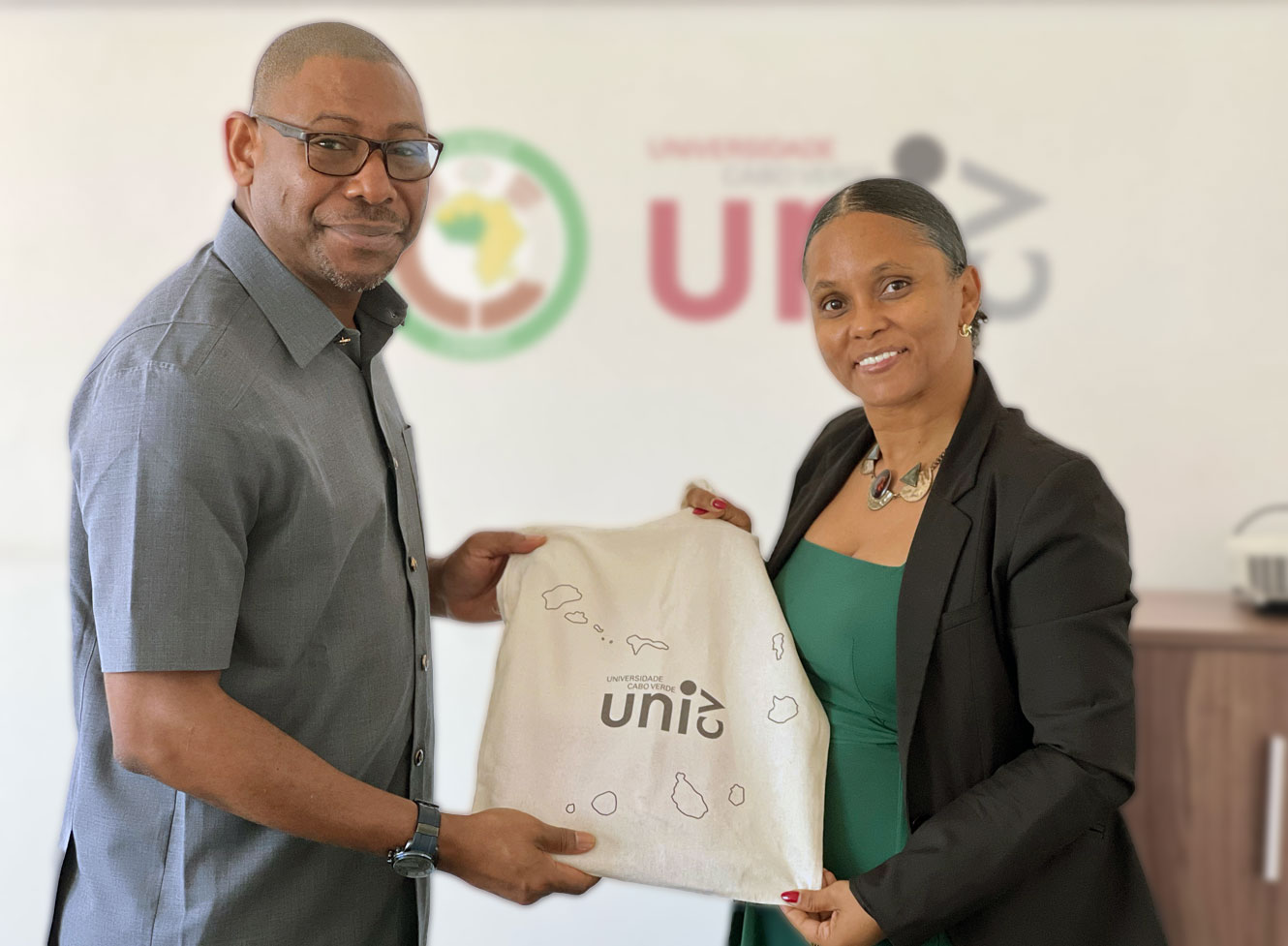 Reitora da Uni-CV recebe representantes do ECREEE e da REPOWER para reforçar cooperação em transição energética