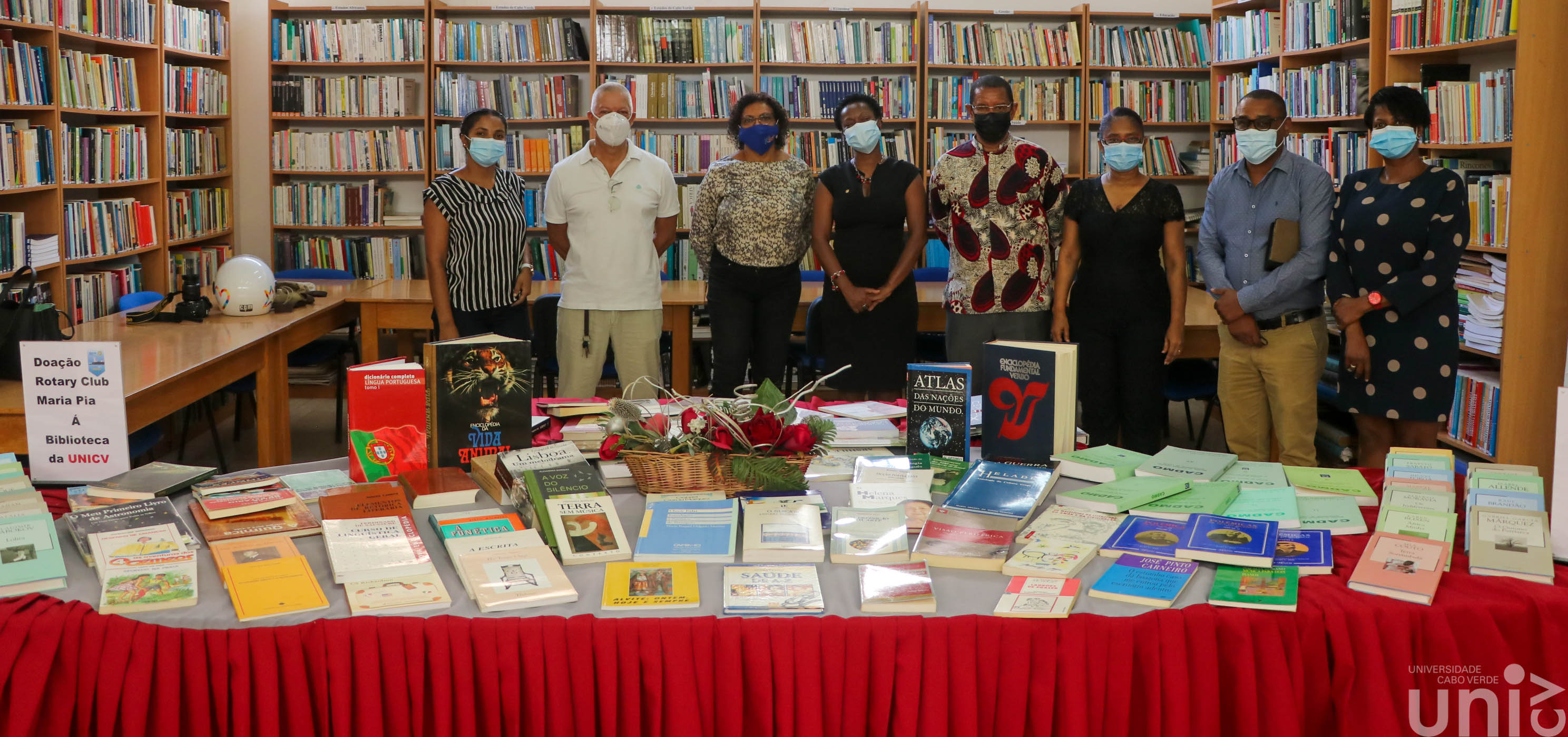 IMG_2728Edições_Uni-CV_recebem_doações_de_livros_do_Rotary_Club_Maria_Pia.jpg